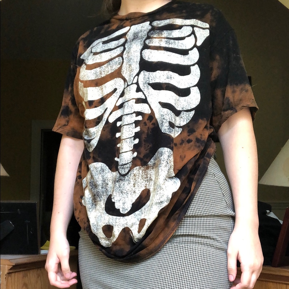 reverse tie dye skeleton tee